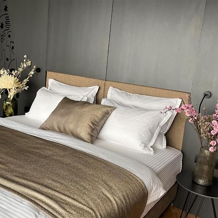 Arka Art Hotel Tirana Zewnętrze zdjęcie A bed with bed linen