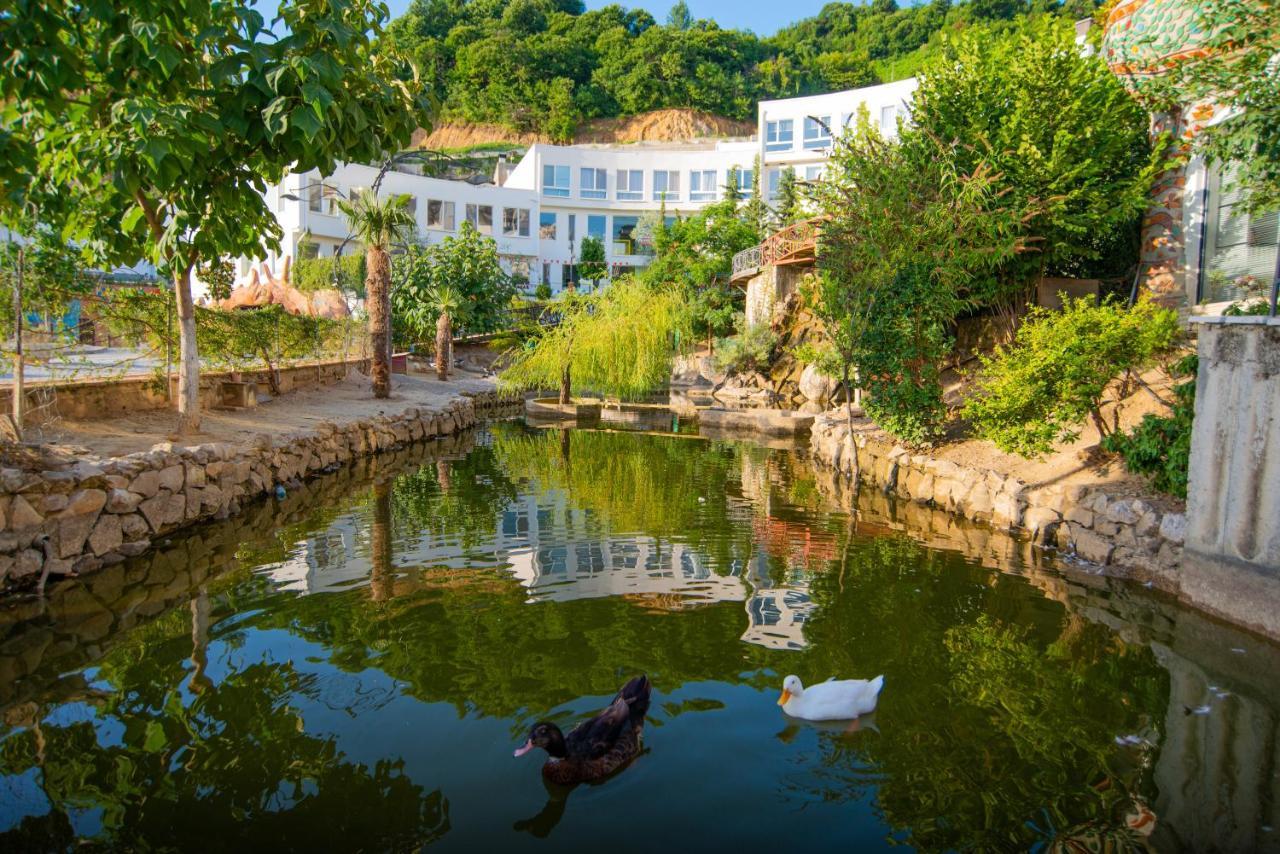 Arka Art Hotel Tirana Zewnętrze zdjęcie The duck pond
