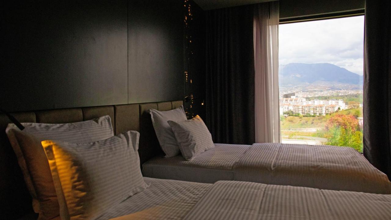 Arka Art Hotel Tirana Zewnętrze zdjęcie A room at the hotel