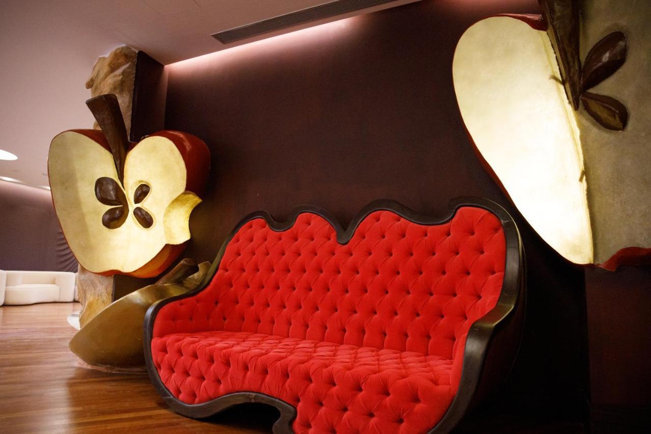Arka Art Hotel Tirana Zewnętrze zdjęcie The Apple sofa