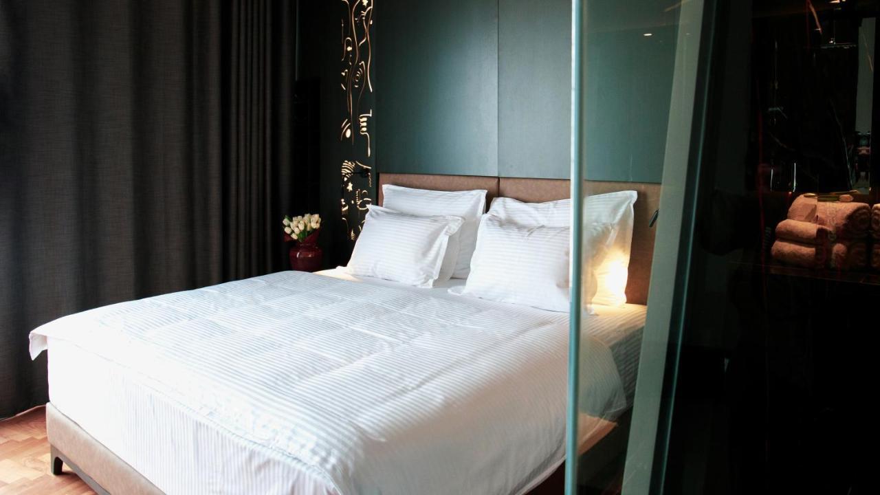 Arka Art Hotel Tirana Zewnętrze zdjęcie A bed with white sheets
