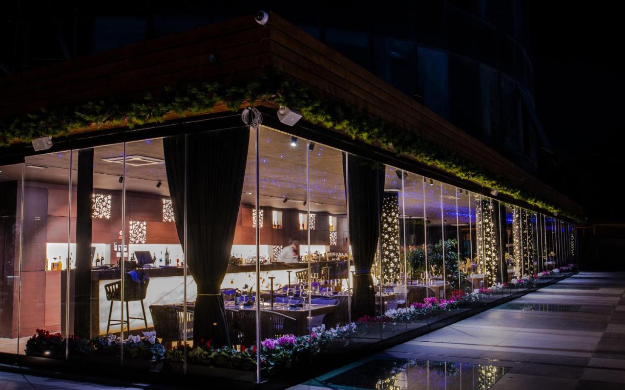 Arka Art Hotel Tirana Zewnętrze zdjęcie The restaurant at night