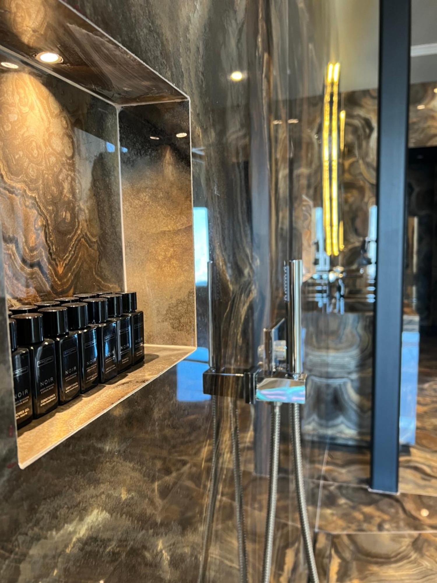 Arka Art Hotel Tirana Zewnętrze zdjęcie A typical shower