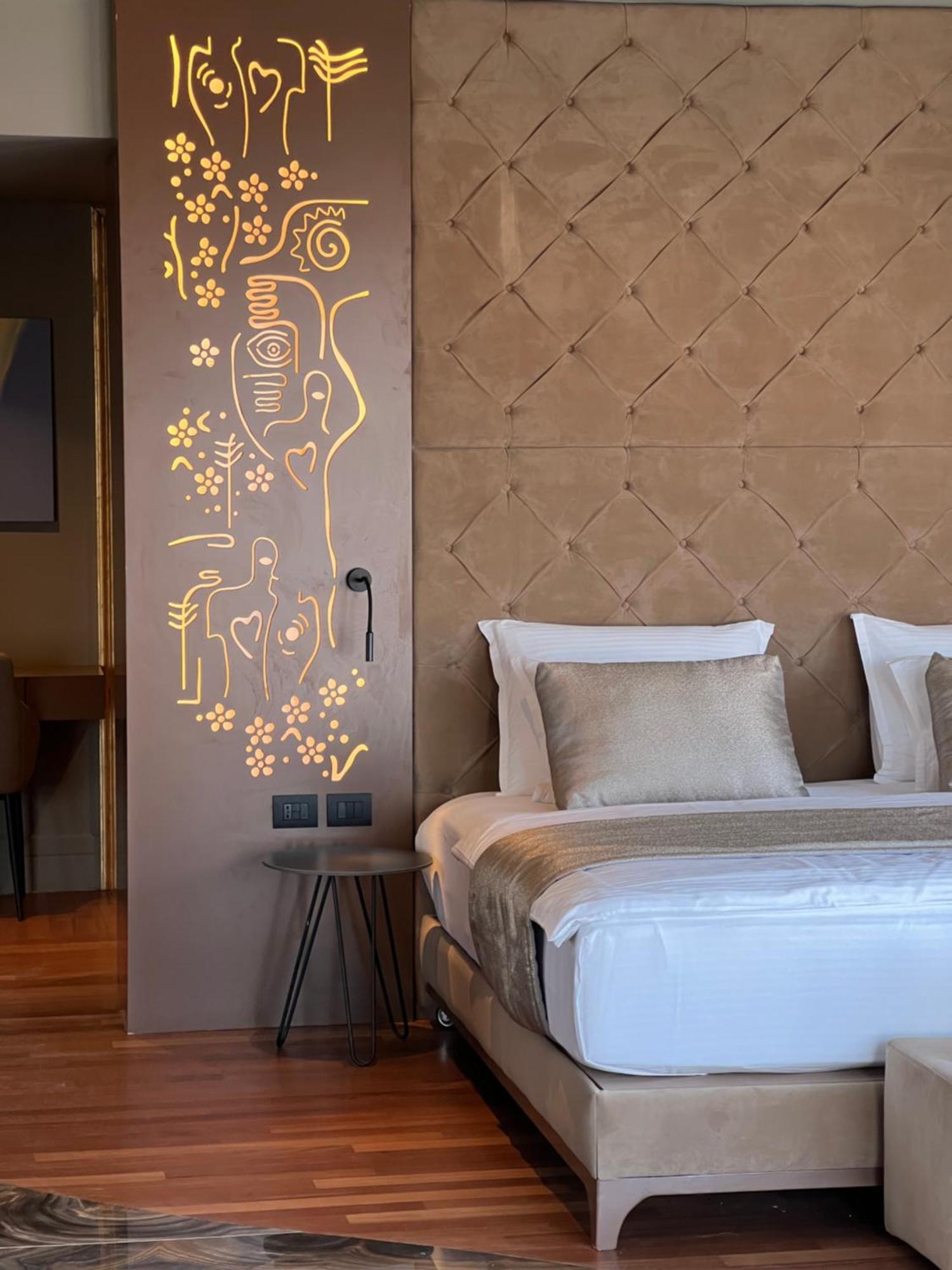 Arka Art Hotel Tirana Zewnętrze zdjęcie A wall sticker