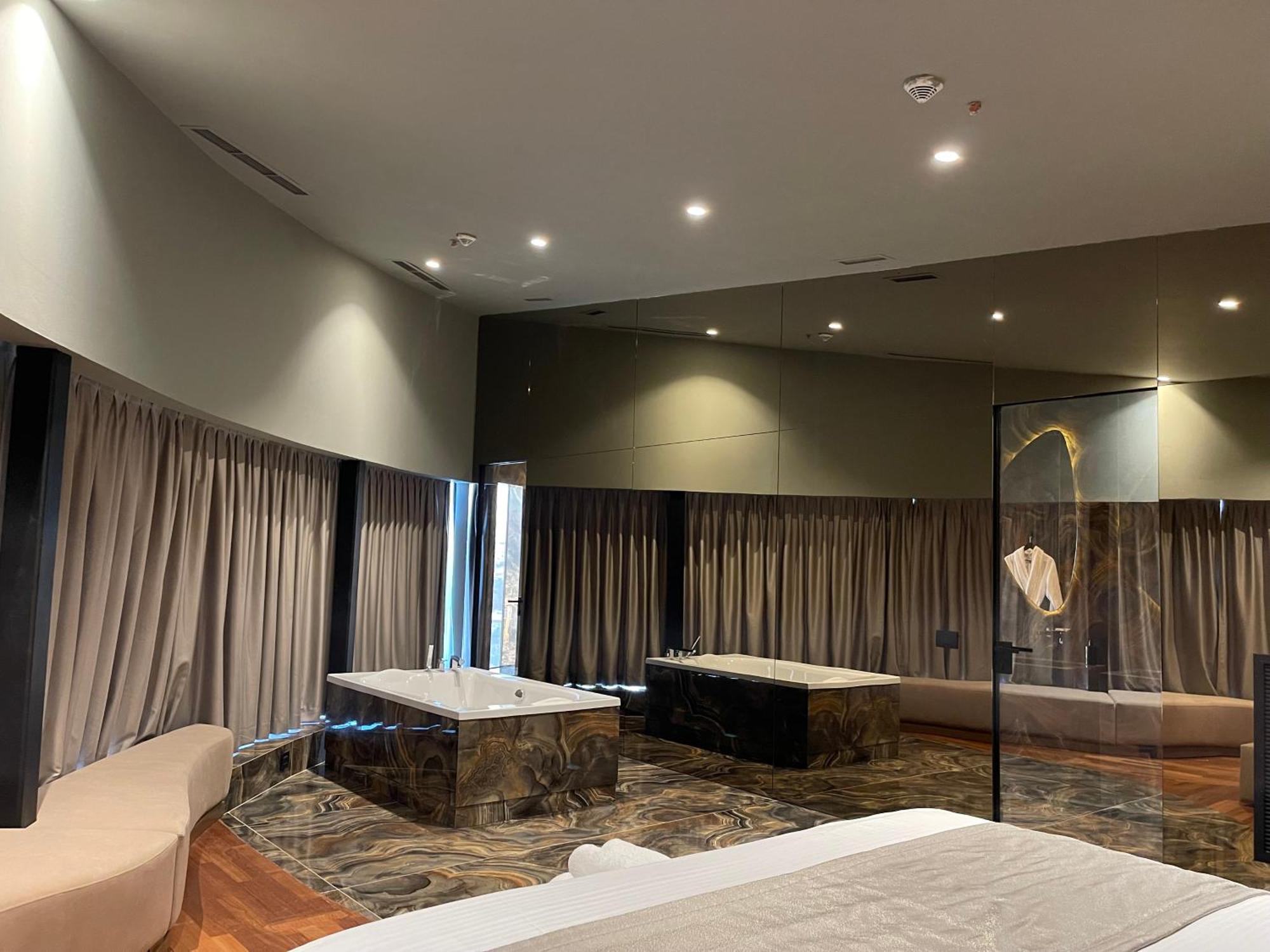 Arka Art Hotel Tirana Zewnętrze zdjęcie A suite at the hotel