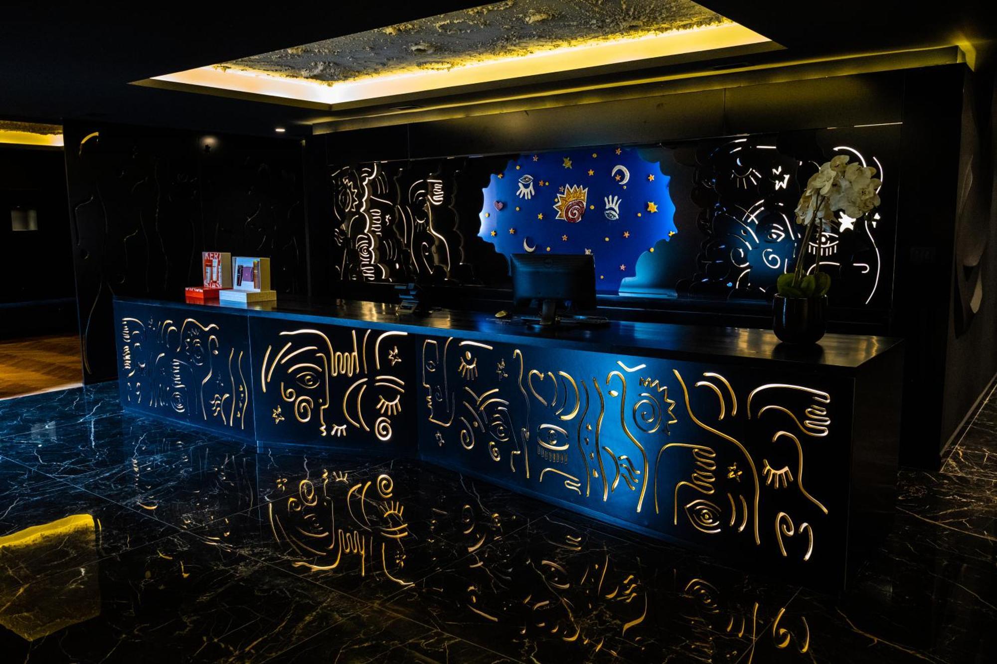 Arka Art Hotel Tirana Zewnętrze zdjęcie The reception desk at the hotel