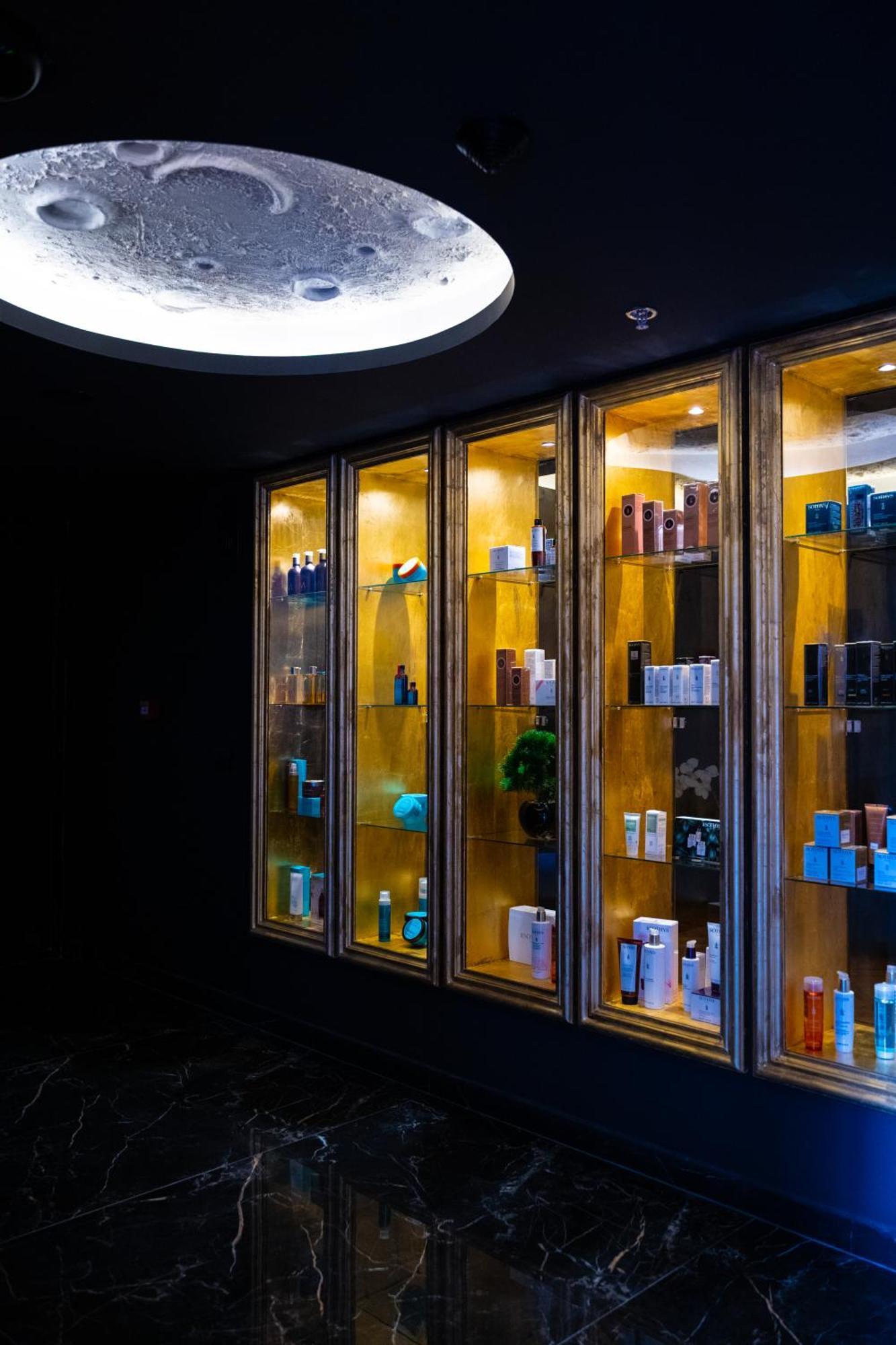Arka Art Hotel Tirana Zewnętrze zdjęcie A display of products at a salon