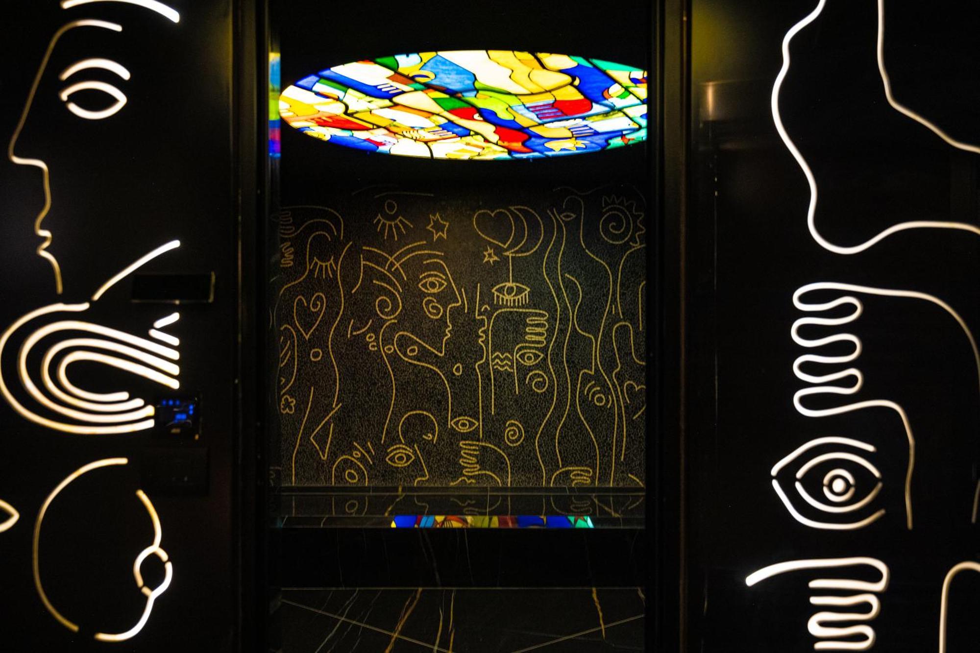 Arka Art Hotel Tirana Zewnętrze zdjęcie The stained glass window in the elevator