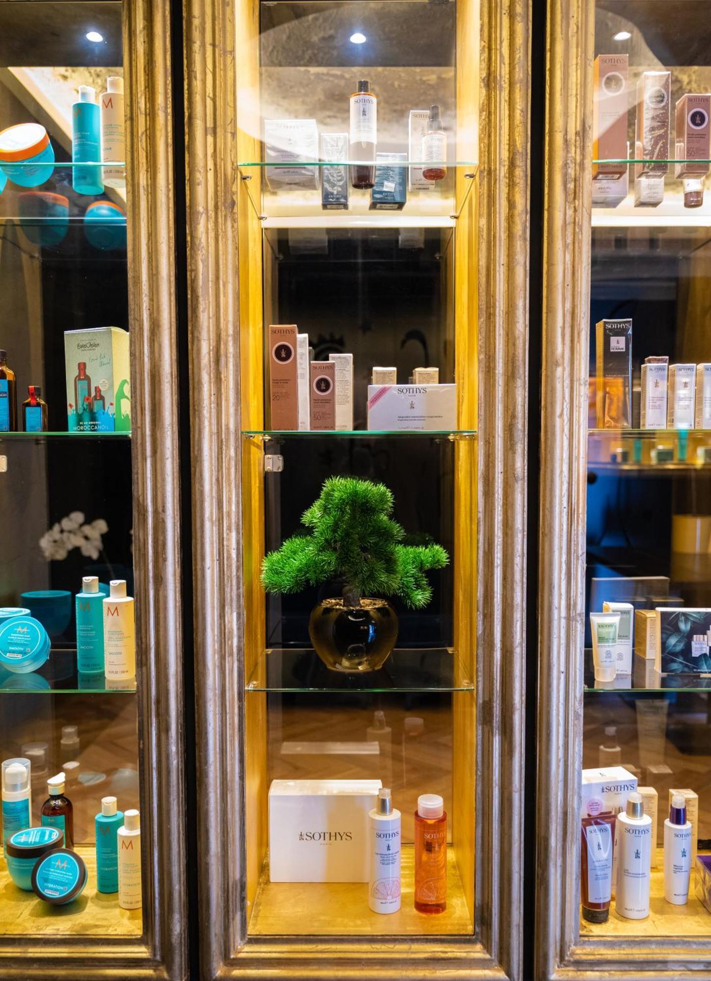 Arka Art Hotel Tirana Zewnętrze zdjęcie A display of various skincare products
