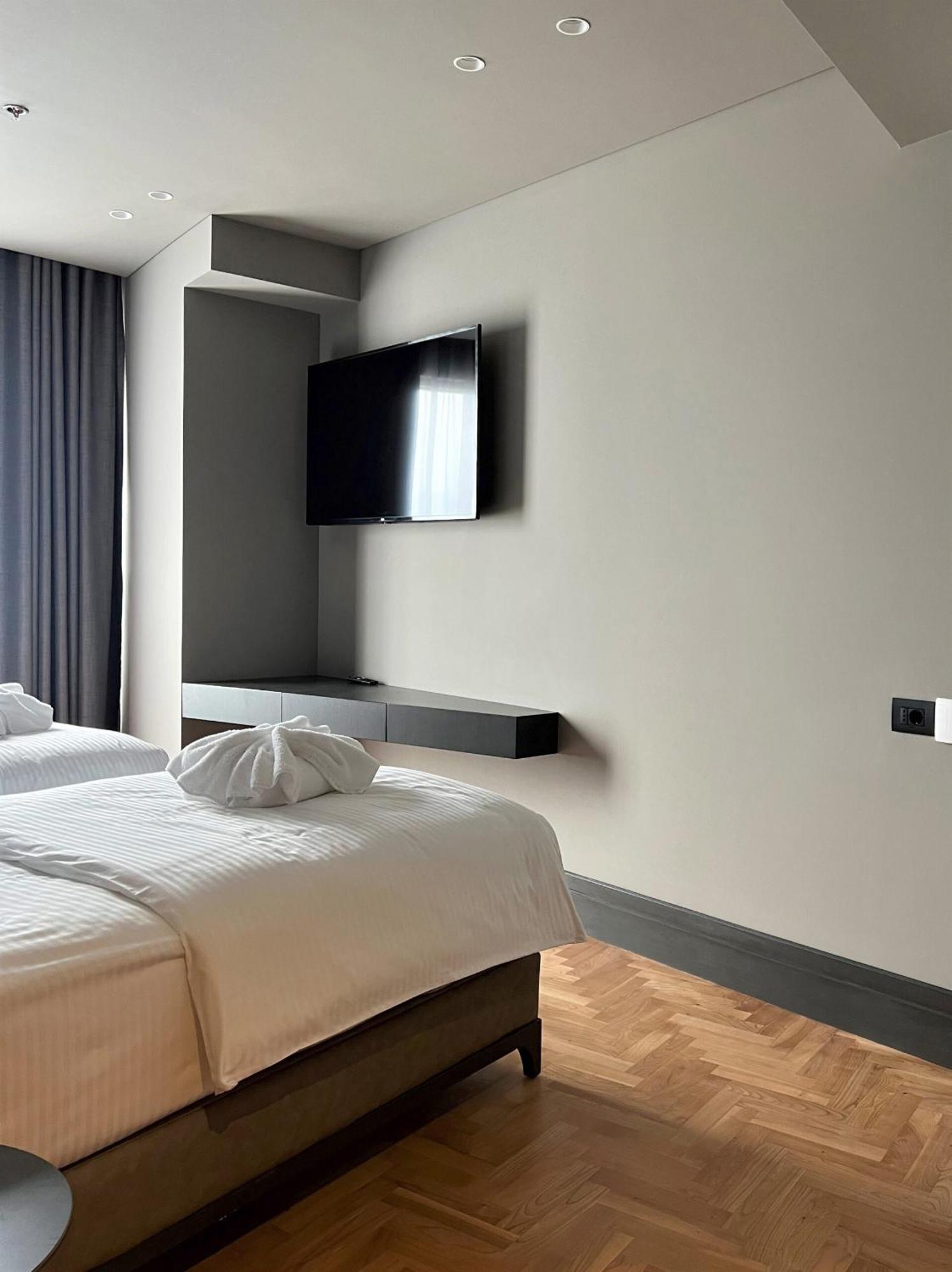 Arka Art Hotel Tirana Zewnętrze zdjęcie A room at the hotel