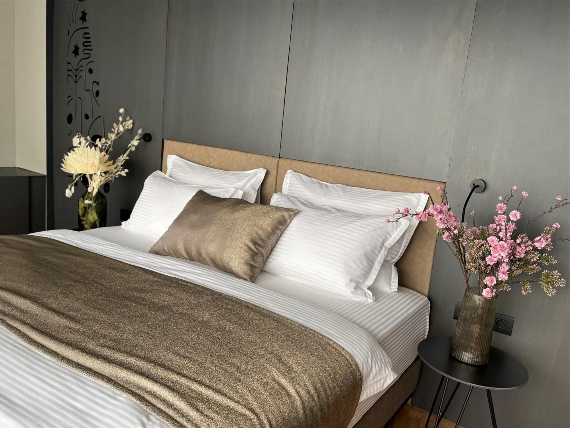 Arka Art Hotel Tirana Zewnętrze zdjęcie A bed with bed linen