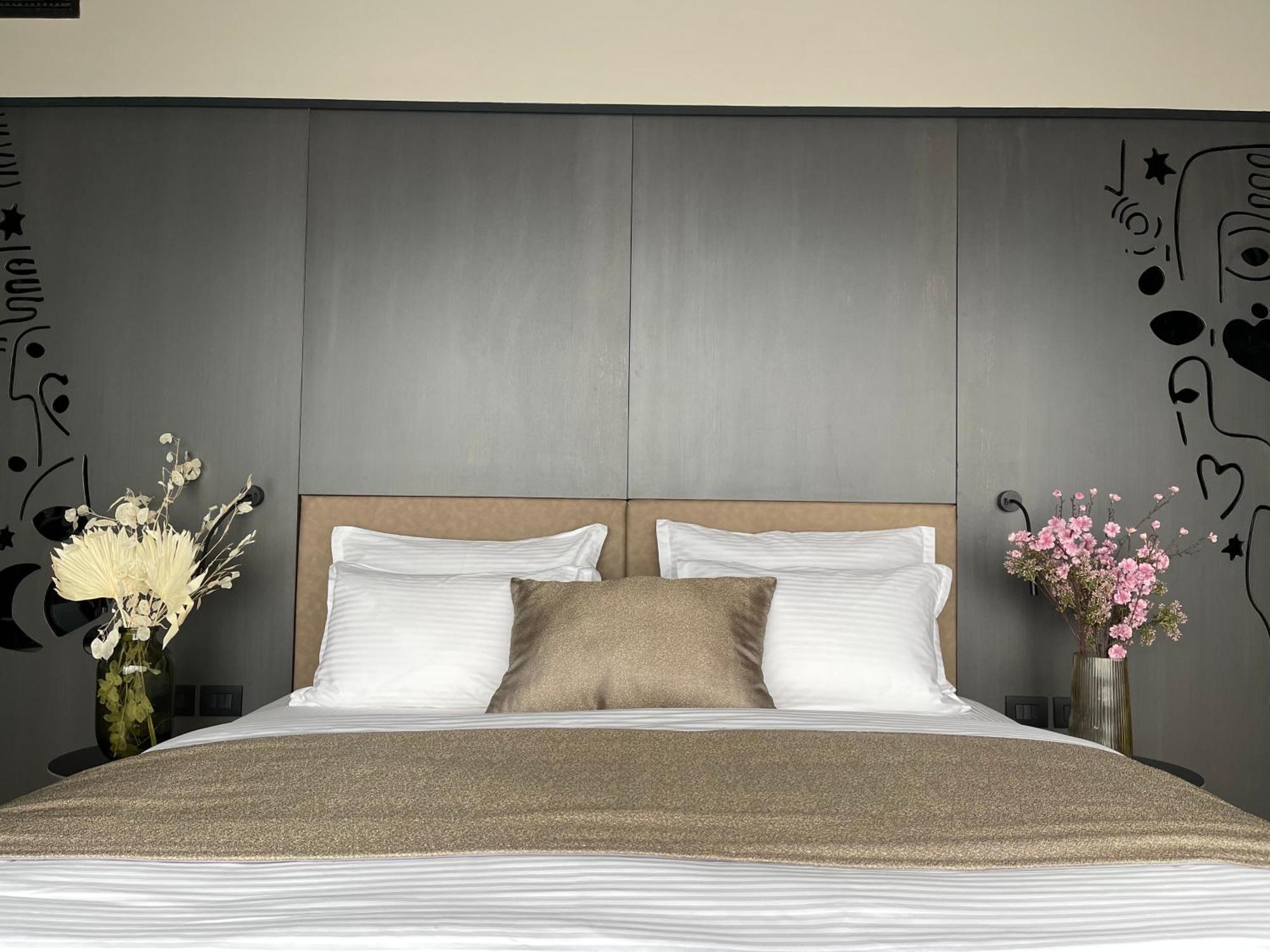 Arka Art Hotel Tirana Zewnętrze zdjęcie A bedroom