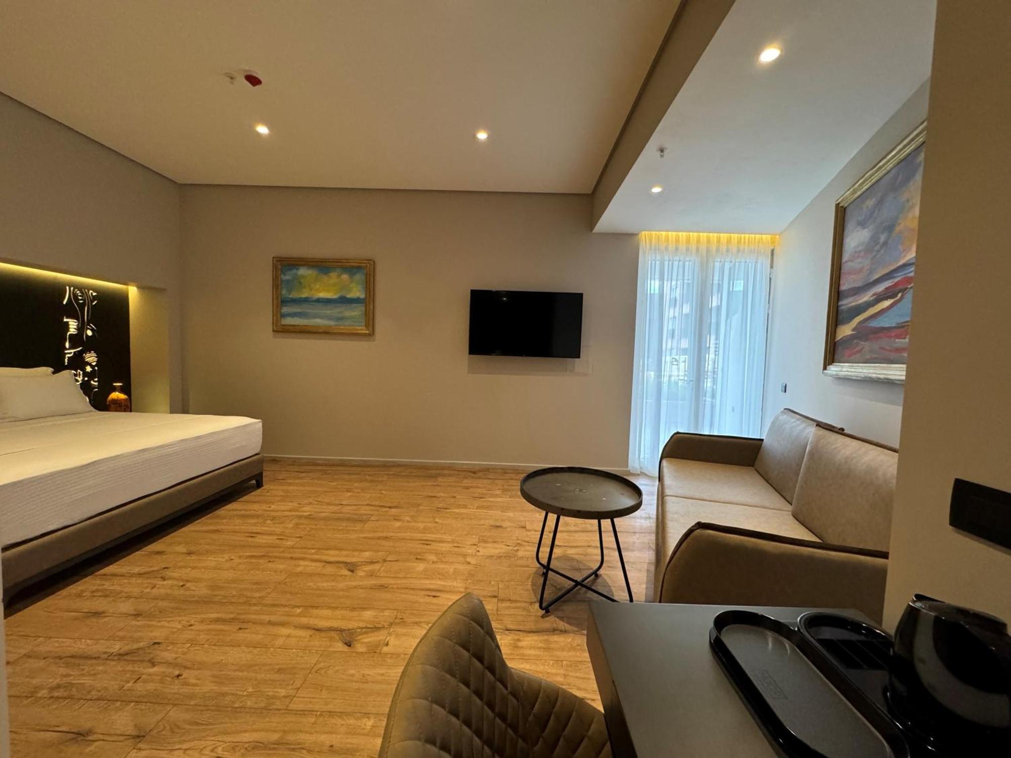 Arka Art Hotel Tirana Zewnętrze zdjęcie A room at the hotel