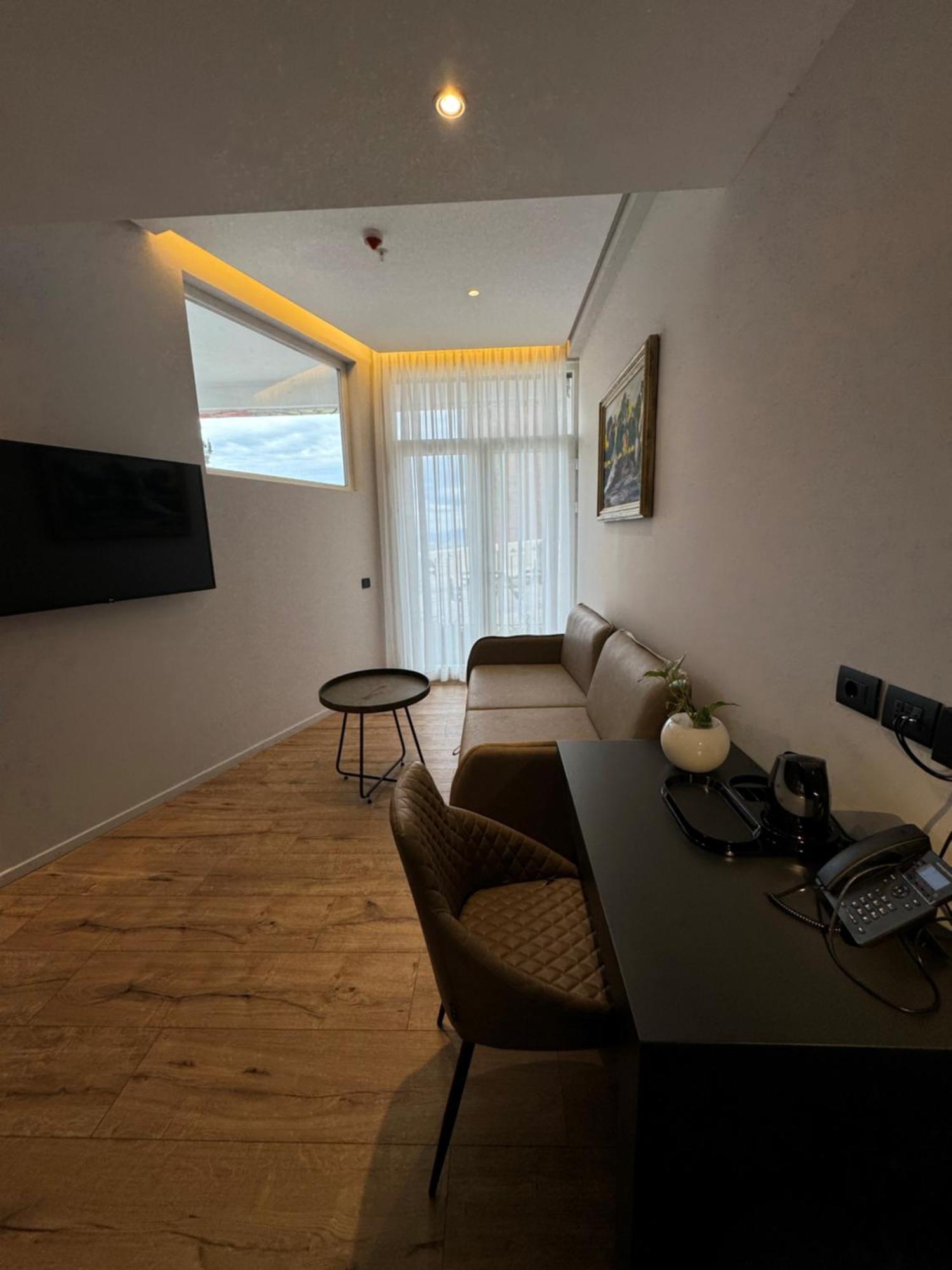 Arka Art Hotel Tirana Zewnętrze zdjęcie A room at the hotel